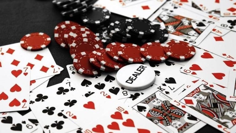 Pemain badminton profesional melakukan smash cepat di lapangan